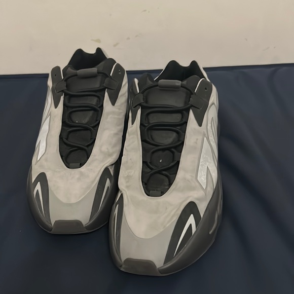 Yeezy Other - YEZZY 700 METALLIC SIZE 11 MID CONDITION